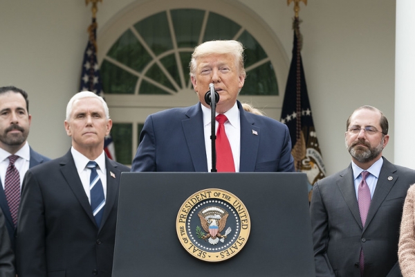 도널드 트럼프 미국 대통령이 13일(현지시간) 백악관 로즈가든에서 기자회견을 열어 코로나19 확산과 관련해 국가 비상사태를 선포했다. (사진제공=백악관<br>
