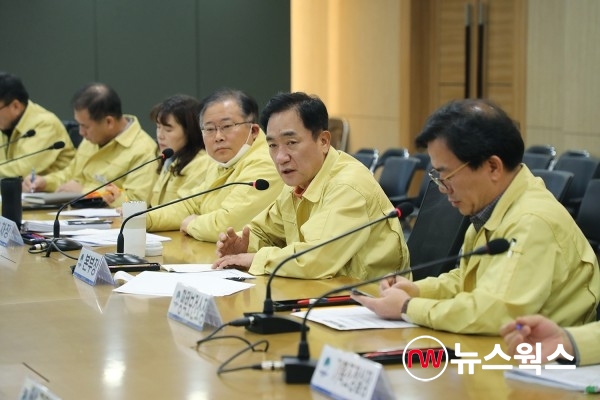 정장선(오른쪽 두번째) 평택시장이 코로나19 관련 회의를 주재하고 있다(사진제공=평택시)