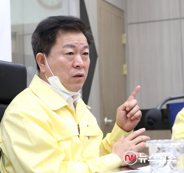박승원 광명시장이 재난안전대책본부에서 코로나19 극복 방안 대책회의를 하는 모습(사진제공=광명시)