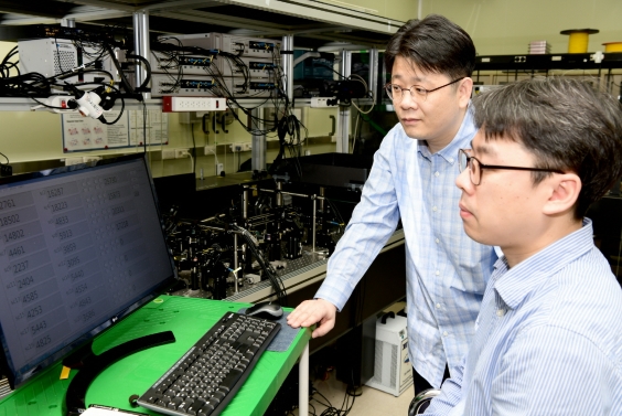 KRISS 양자기술연구소 연구팀이 비밀공유 양자원격전송 실험 결과를 관찰하고 있다.