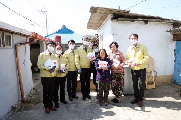박재현(왼쪽 네 번째) 한국수자원공사 사장과 임직원들이 경북 예천 주민들과 함께 기념촬영을 하고 있다. (사진제공=한국수자원공사)
