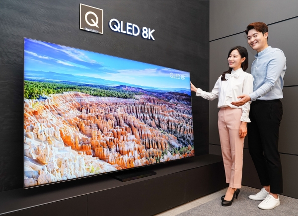 삼성전자 모델들이 삼성 프리미엄 스토어 갤러리아 광교점에서 2020년형 QLED 8K TV 85형 QT950S 신제품을 소개하고 있다. (사진제공=삼성전자)