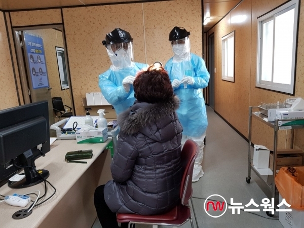 경기도 안산시 선별진료소에서 검체검사를 하고 있다. (사진제공=안산시)