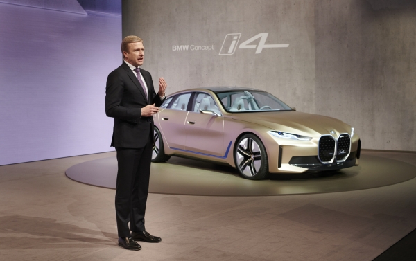 올리버 집세(Oliver Zipse) BMW 그룹 회장이 BMW i4 콘셉트 앞에서 2019년 실적 및 미래 전략을 발표하고 있다. (사진제공=BMW그룹)