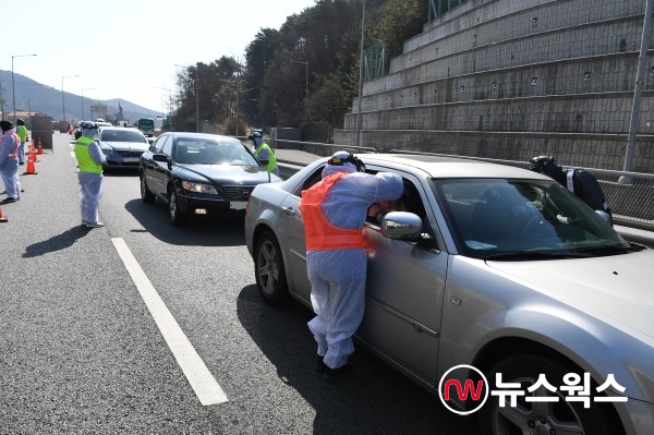 강화대교에서 군에 진입하는 모든 차량에 대해 발열검사를 하고 있는 모습(사진제공=강화군)