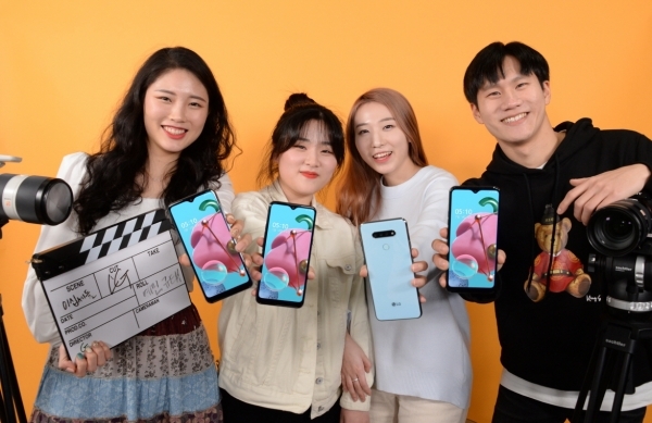 '이십세들'의 멤버들이 LG Q51을 소개하고 있다. (사진제공=LG전자)