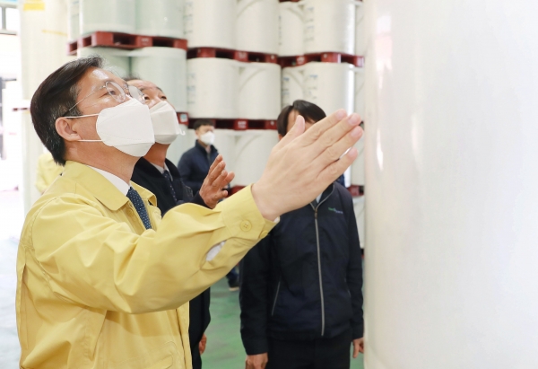 성윤모 산업부 장관이 지난 6일 전북 정읍시에 위치한 마스크 필터 제조업체 크린앤사이언스를 방문해 마스크 필터 제조공정을 둘러보고 있다. (사진제공=산업통상자원부)
