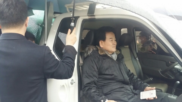민주평화당의 정동영 대표가 착잡한 표정으로 트럭 앞자리에 앉아있다. (사진= 원성훈 기자)