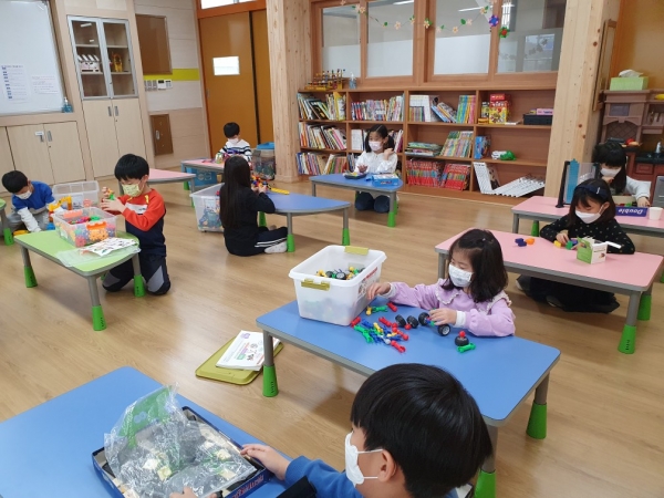 경북교육청은 긴급돌봄을 운영하는 도내 유치원과 초등학교에 안전한 놀이환경 조성을 위해 장난감(교구) 소독기를 지원한다. (사진제공=경북교육청)