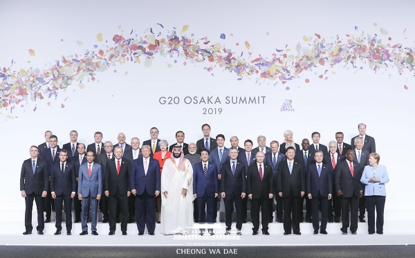 문재인 대통령을 비롯한 세계 각국 정상들이 지난해 6월 28일 일본 오사카에서 열린 G20정상회의 공식 환영식에서 기념사진을 촬영하고 있다. (사진제공=청와대)