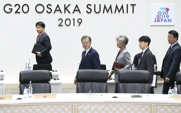문재인 대통령이 지난해 6월 29일 일본 오사카에서 열린 G20 정상회의 세션3에 참석하고 있다. (사진제공=청와대)