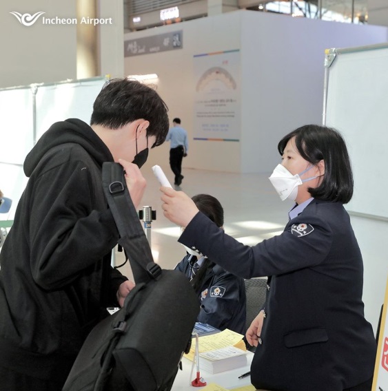 인천국제공항에서 탑승객에 대한 체온 검사를 하고 있다. (사진=인천공항 페이스북)