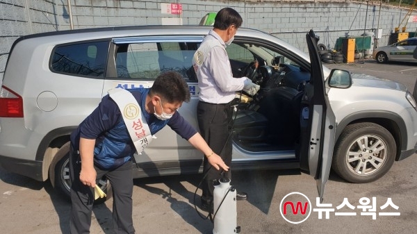 성남시 개인택시조합원들이 갈현동 LPG 충전소에서 택시를 소독 중이다(사진제공=성남시)