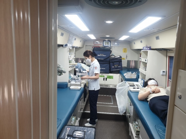 경북IT융합산업기술원 관계자들이 헌혈을 하고 있다.(사진제공=경산시)