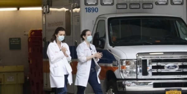 미국 의료진이 양손을 모으고 걷고 있다. (사진=MSNBC 유튜브 캡처