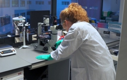 네덜란드 라이덴 소재 존슨앤드존슨 얀센 연구실에서 한 연구원이 현미경을 들여다보고 있다. (사진=존슨앤드존슨)