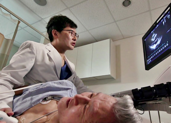 홍그루 교수가 심장질환자에게 초음파검사를 하고 있다(사진=세브란스병원 제공)