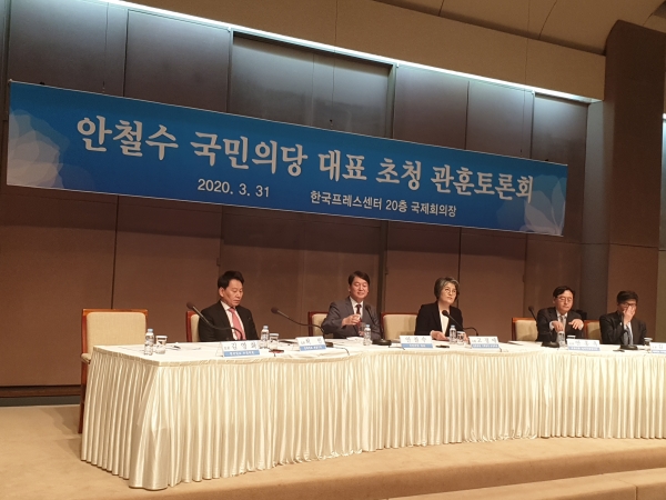 안철수(왼쪽 두 번째) 국민의당 대표는 31일 서울 프레스센터에서 열린 관훈토론회에서 토론회를 시작하기에 앞서 물을 마시고 있다. (사진=원성훈 기자)