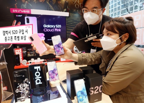 LG유플러스 고객이 삼성전자 갤럭시 S20 스마트폰을 구매하고 있다. (사진제공=LG유플러스)