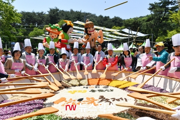 지난해 개최된 제10회 양평 용문산 산나물축제에서 참가자들이 양평 산나물 비빔밥을 만들고 있다. (사진제공=양평군)
