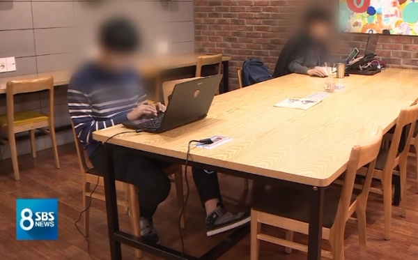 대학생들이 카페에서 온라인 강의를 듣고 있다. (사진=SBS뉴스 캡처)