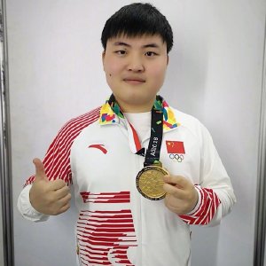 '우지' 지안쯔하오가 지난해 8월 아시안게임에서 금메달을 따낸 후 기념촬영하고 있다. (사진=지안쯔하오 웨이보)