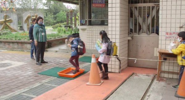 대만 학생들이 등교하며 신발을 소독하고 있다. (사진=CBC News 유튜브)