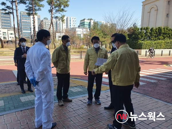성남시 공무원들이 집합예배 현장점검을 하고 있다(사진제공=성남시)