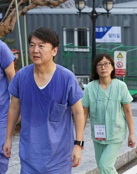 안철수 국민의당 대표가 지난 3월 대구의 한 병원에서 부인 김미경 여사와 함께 의료봉사를 하고 땀에 흠뻑 젖은 모습으로 이동하고 있다. (사진제공=독자)