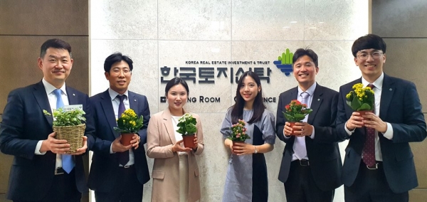 화훼농가 돕기 릴레이 캠페인에 참여한 한국토지신탁 임직원들이 기념촬영을 하고 있다. (사진제공=한국토지신탁)