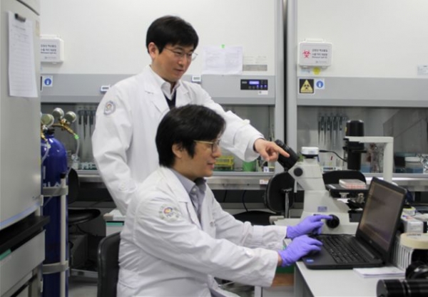 이계주(왼쪽) 책임연구원과 김윤주 연구원이 인큐베이터에서 배양된 신경세포 상태를 확인하고 있다. (사진제공=뇌연구원)