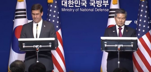 정경두(오른쪽) 국방부 장관과 마크 에스퍼 미국 국방부 장관이 15일 기자회견에서 기자들의 질문을 받고 있다. (사진=YTN 뉴스 캡처)
