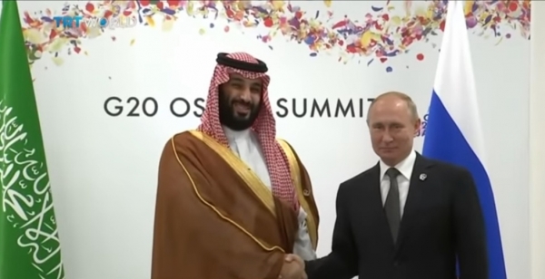 블라디미르 푸틴 러시아 대통령(오른쪽)과 무하마드 빈 살만 사우디 왕세자가 지난해 오사카 G20 정상회의에서 악수하고 있다. (사진=TRT World 유튜브 캡처)