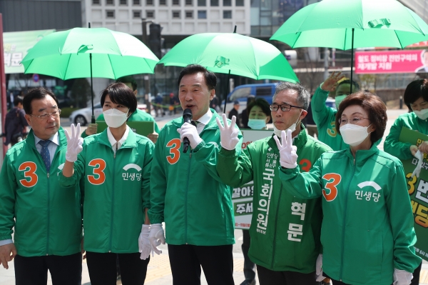 김정화(왼쪽 두 번째) 민생당 대표를 비롯한 민생당 지도부가 10일 서울 용산역 부근에서 21대 총선 사전투표를 격려하고 있다. (사진=민생당 홈페이지)