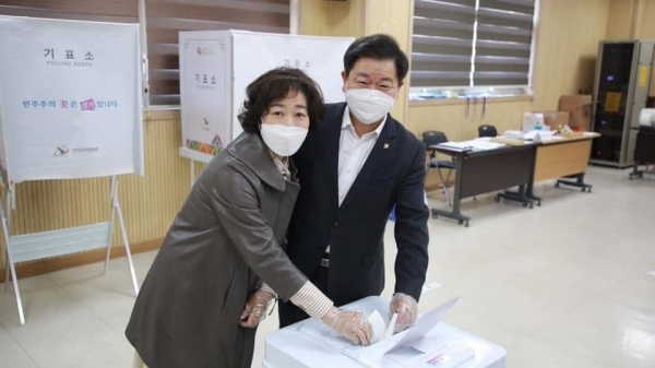 박승원 광명시장 내외가 소하2동 행정복지센터 사전투표소에서 투표하는 모습(사진제공=광명시)