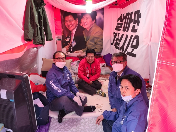 홍문종(왼쪽 두 번째) 친박신당 대표는 지난 5일부터 12일까지 서울구치소 앞에서 단식했다. 홍문종 대표를 찾아온 지지자들이 홍 대표와 담소를 나누고 있다. (사진=홍문종 의원 페이스북)