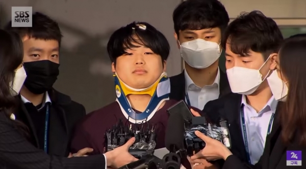 '박사방' 운영자 조주빈이 목 보호대를 착용하고 머리에 반창고를 붙이고 있다. (사진=SBS뉴스 캡처)