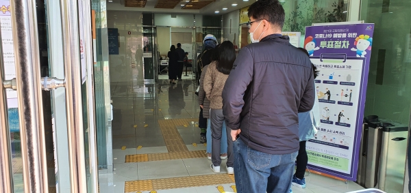 10일 오전 인천시 부개2동 21대 국회의원선거 사전투표소에서 시민들이 투표하기 위해 줄을 서고 있다.(사진=전현건 기자)