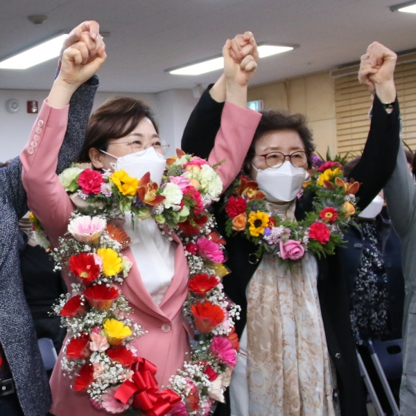 김정재(왼쪽) 당선자가 지지자들과 손을 맞잡고 기뻐하고 있다. (사진제공=김정재선거사무소)