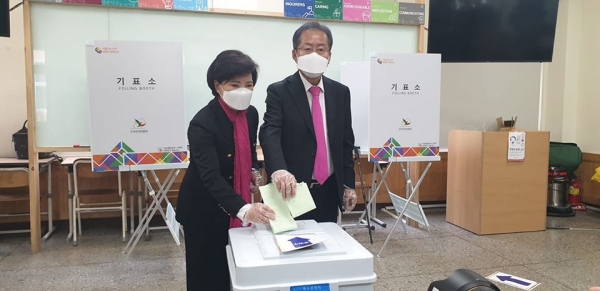 홍준표 무소속 당선인이 지난 15일 총선에서 투표를 하고 있다. (사진=홍준표 페이스북)