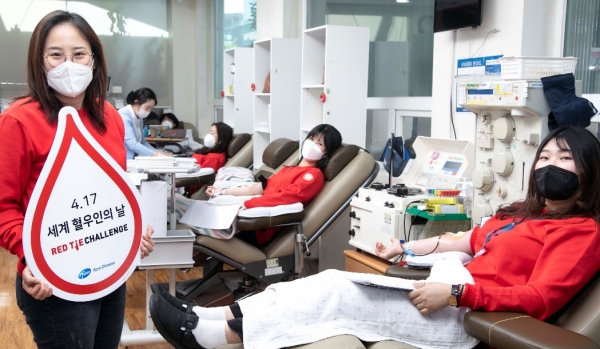 한국화이자 직원들이 캠페인의 일환으로 헌혈을 하고 있다.(사진제공=한국화이자제약)