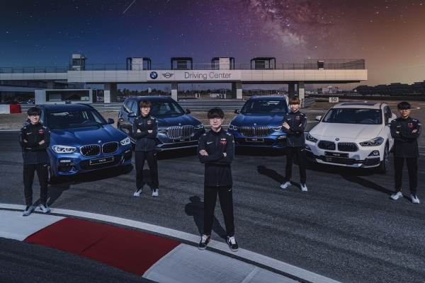 T1 롤 게임단 선수들이 BMW그룹의 자동차 앞에서 포즈를 취하고 있다. (사진 제공=T1)