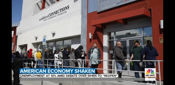 미국 시민들이 취업 센터 앞에 길게 줄 서 있다. (사진=TODAY 유튜브 캡처)