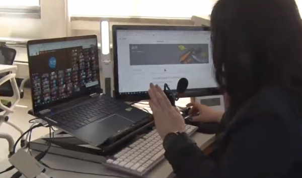초등학교 교사가 온라인 개학을 앞두고 원격수업을 사전 연습하고 있다. (사진=KBS뉴스 캡처)