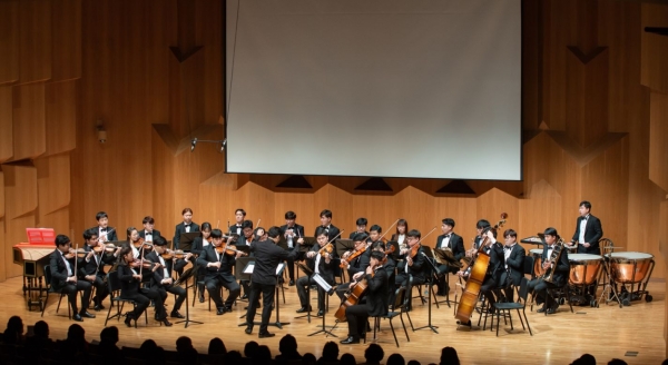 하트하트 오케스트라가 지난해 열린 '장애인식 개선을 위한 하트 투 하트 콘서트'에서 '마술피리'를 연주하고 있다. (사진=하트하트 재단)