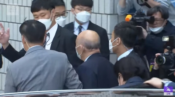 전두환 전 대통령이 27일 마스크를 한 채 광주지법에 출석하고 있다. (사진=SBS뉴스 캡처)