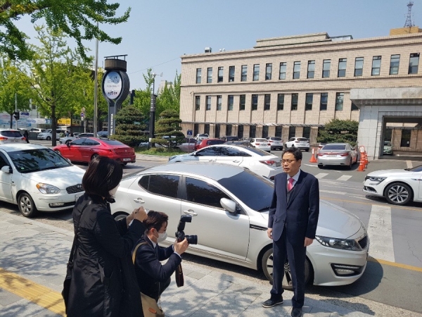 지난 4월 25일 곽상도 미래통합당 의원이 '국회보' 촬영팀의 요청에 포즈를 잡고 있다. (사진=곽상도 의원 공식 블로그)