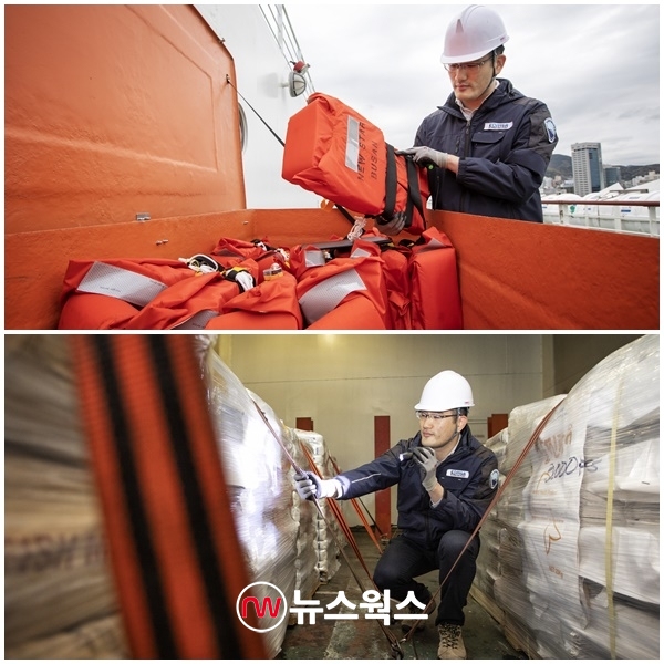 한국해양교통안전공단 직원이 출항전 구명조끼와 화물 고박상태를 안전 점검하고 있다. (사진제공=한국해양교통안전공단)