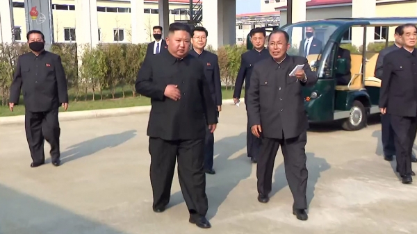 북한 김정은 국무위원장이 순천 인비료공장&nbsp;시설을 시찰하고 있다. (사진=SBS뉴스캡처)