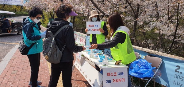 서울시 소재 공원에서 코로나19 관련 캠페인을 펼치고 있다.(사진제공=서울시)